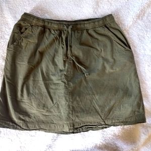 Comfy skort with two front pockets